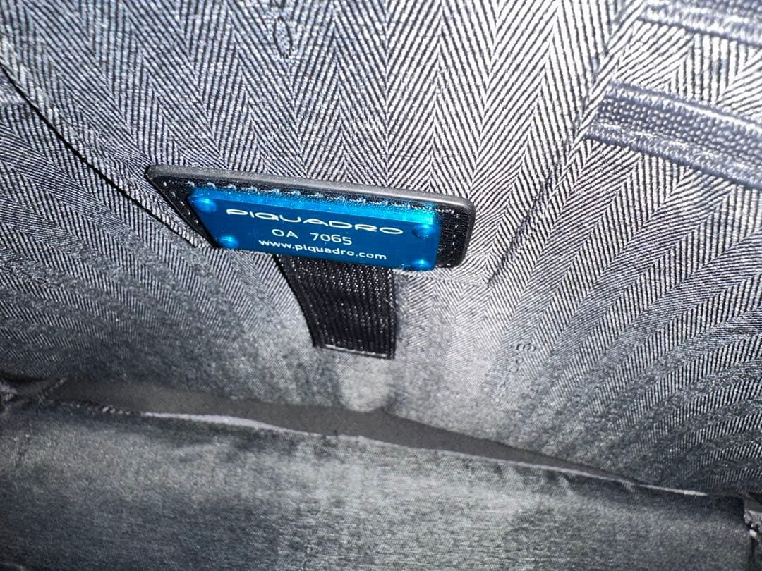 イタリアPIQUADRO(ピクアドロ)レザービジネスバッグ