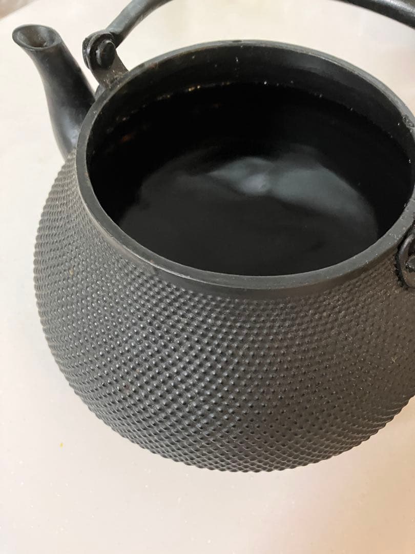 黒　南部鉄瓶 　あられ　松ぼっくり　童仙人作