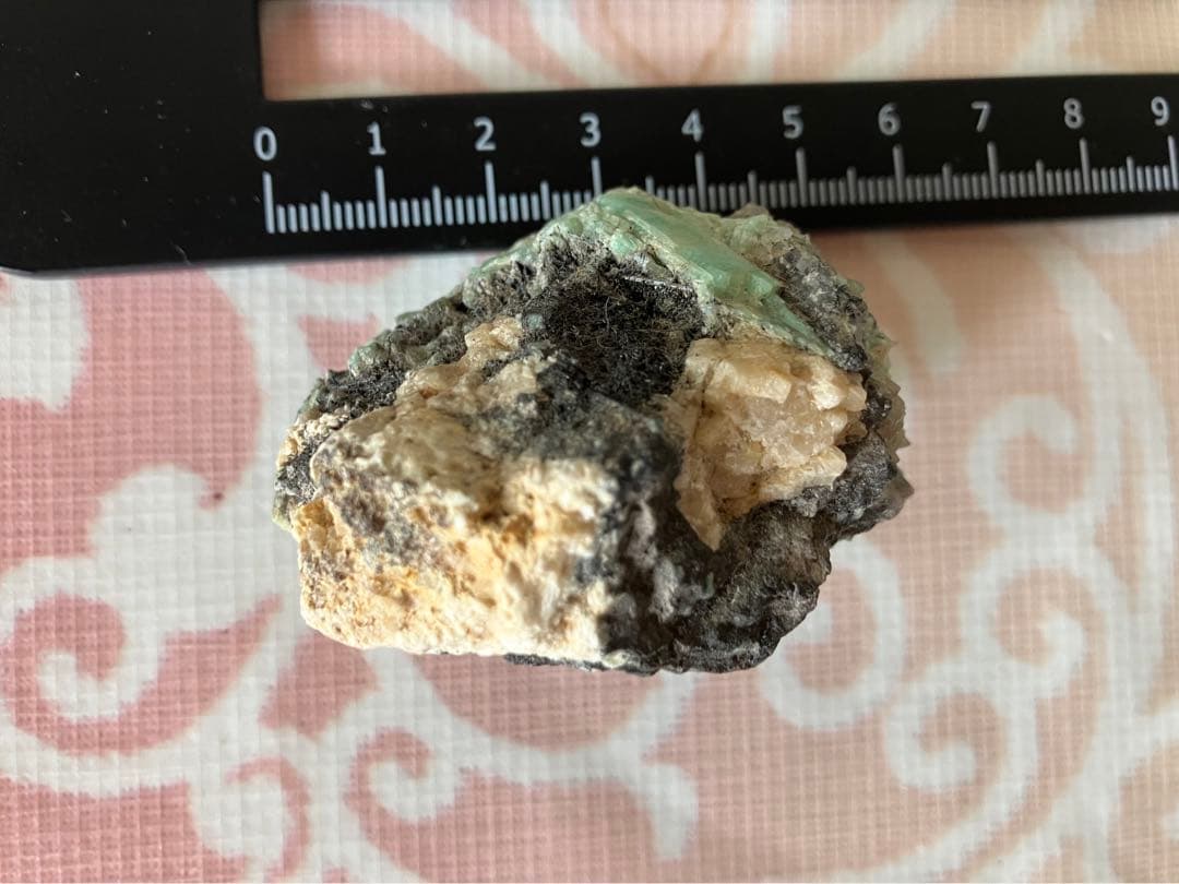 天然美しい緑鉱石　エメラルド　原石？　インテリア・コレクション向け