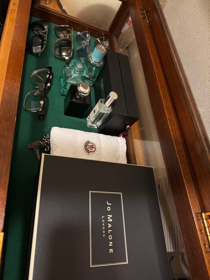 木製とガラスの飾り棚