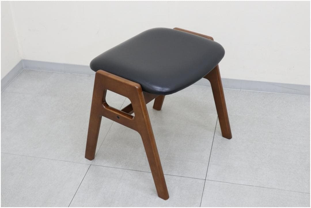 極美品 カリモク60 スタッキング スツール スタンダート ブラック 椅子