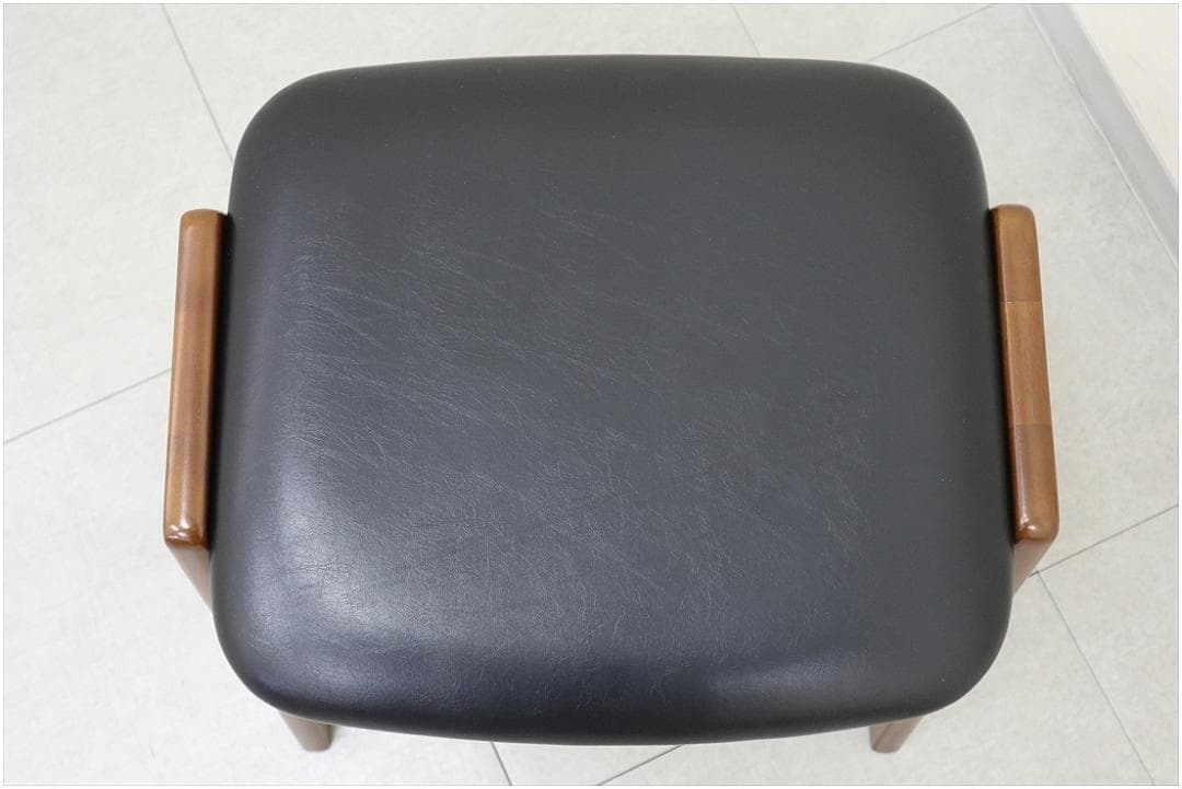 極美品 カリモク60 スタッキング スツール スタンダート ブラック 椅子