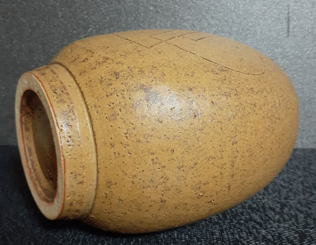 日本工芸会正会員　大甕陶宛【竹内彰】作　鉄釉幾何学文扁壺　共箱　【師　富本憲吉