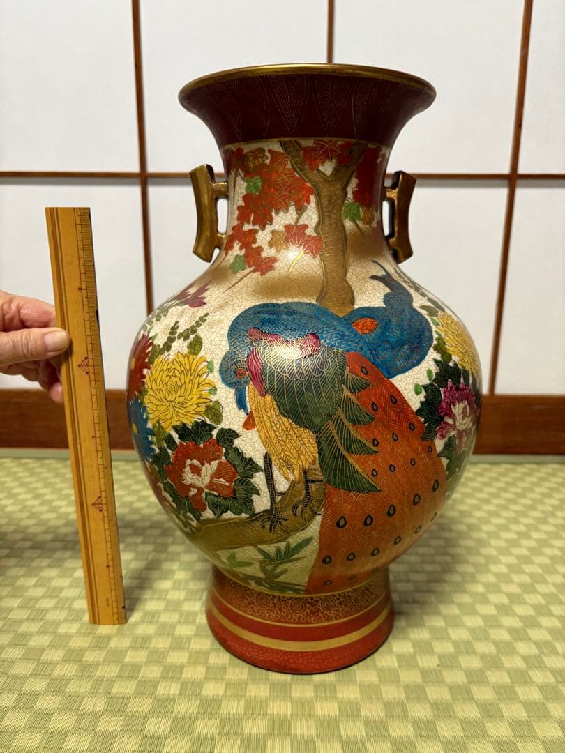 薩摩焼の壺、高さ38cm ※薩摩焼かどうか分かりません