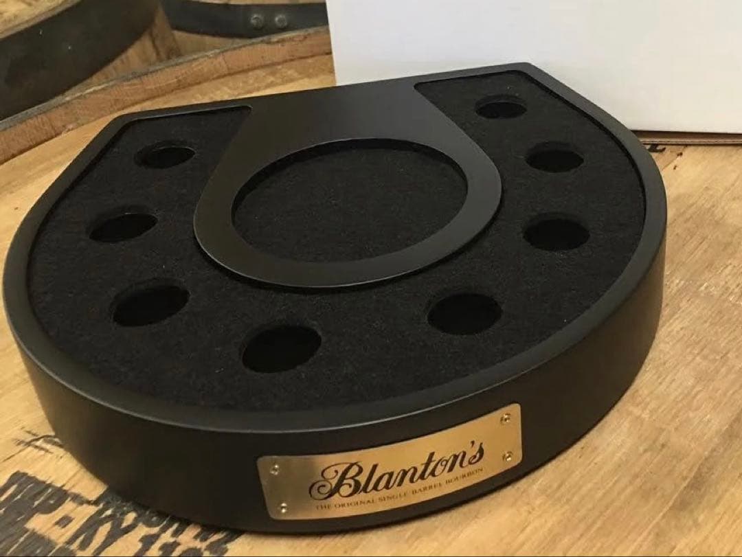 ウイスキー　Blanton's 台座・ボトルキャップセット