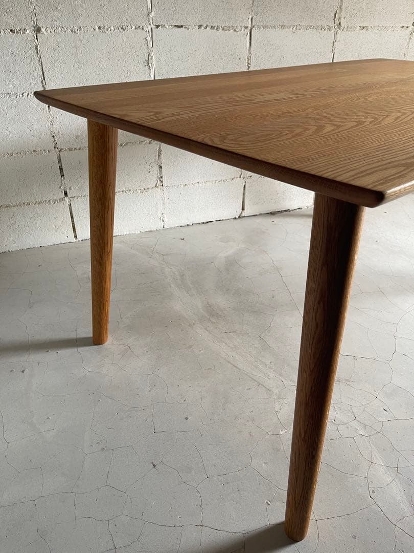 美品　天然木オーク無垢材　ダイニングテーブル　テーパー丸脚　斜め脚　北欧スタイル