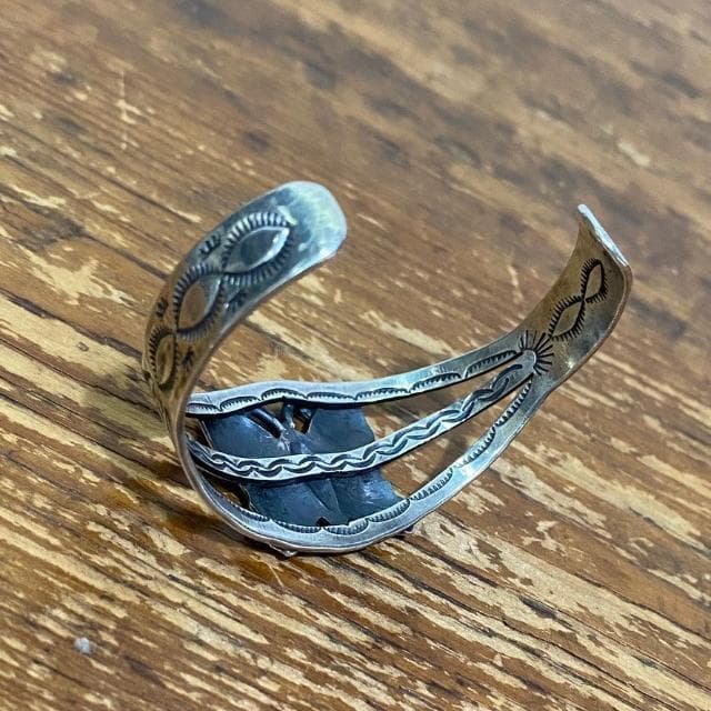 ナバホ族 Vernon Begay バタフライ スタンプワーク シルバーバングル