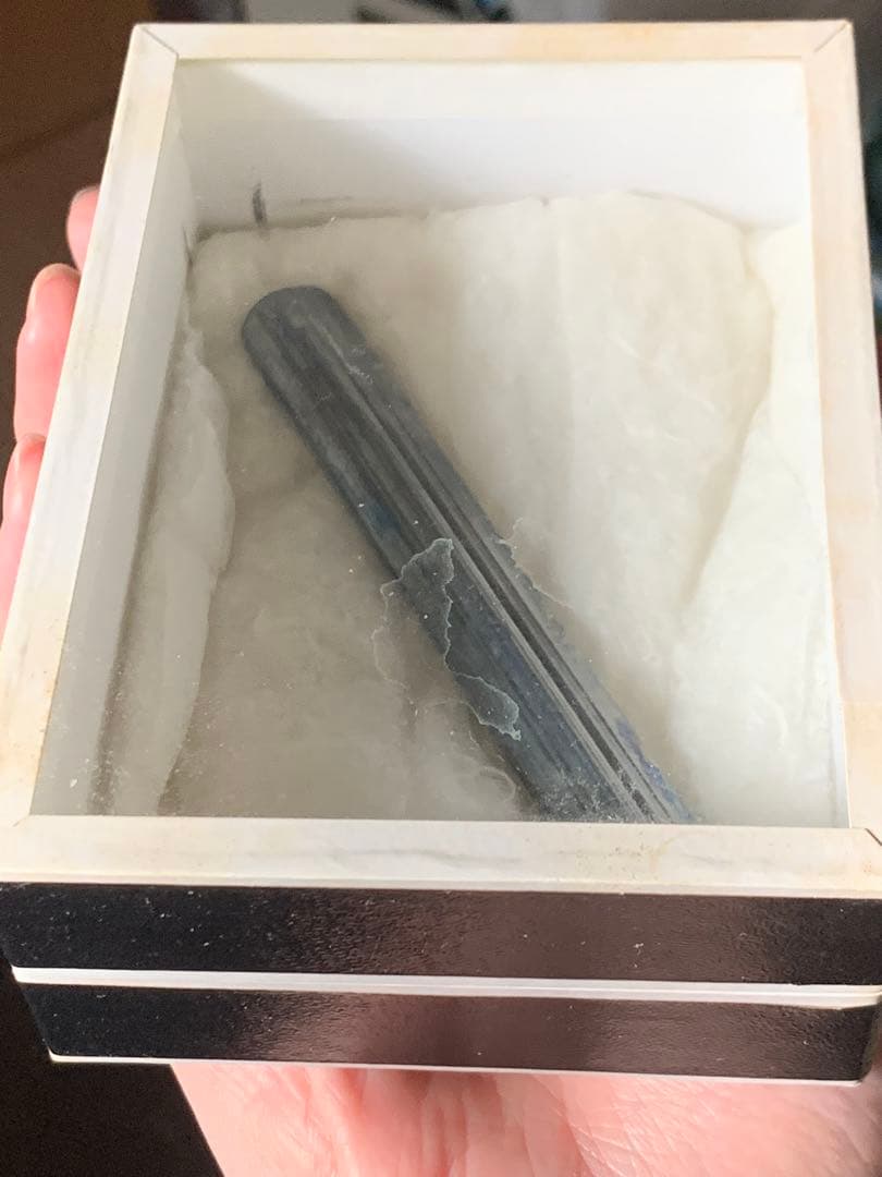 国産鉱物　愛媛県市ノ川鉱山の輝安鉱　スティブナイト　原石　鉱物標本　翡翠　根付