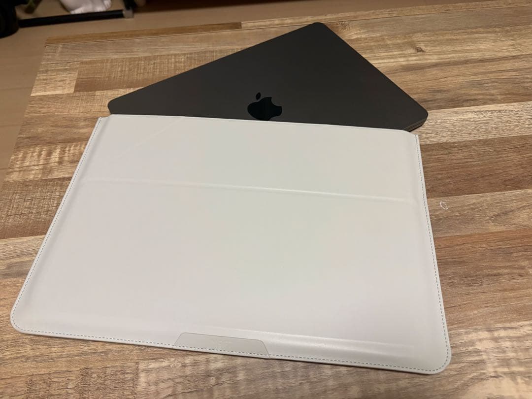 MacBook Air 13インチ M2チップ【MOFT PCケース付】