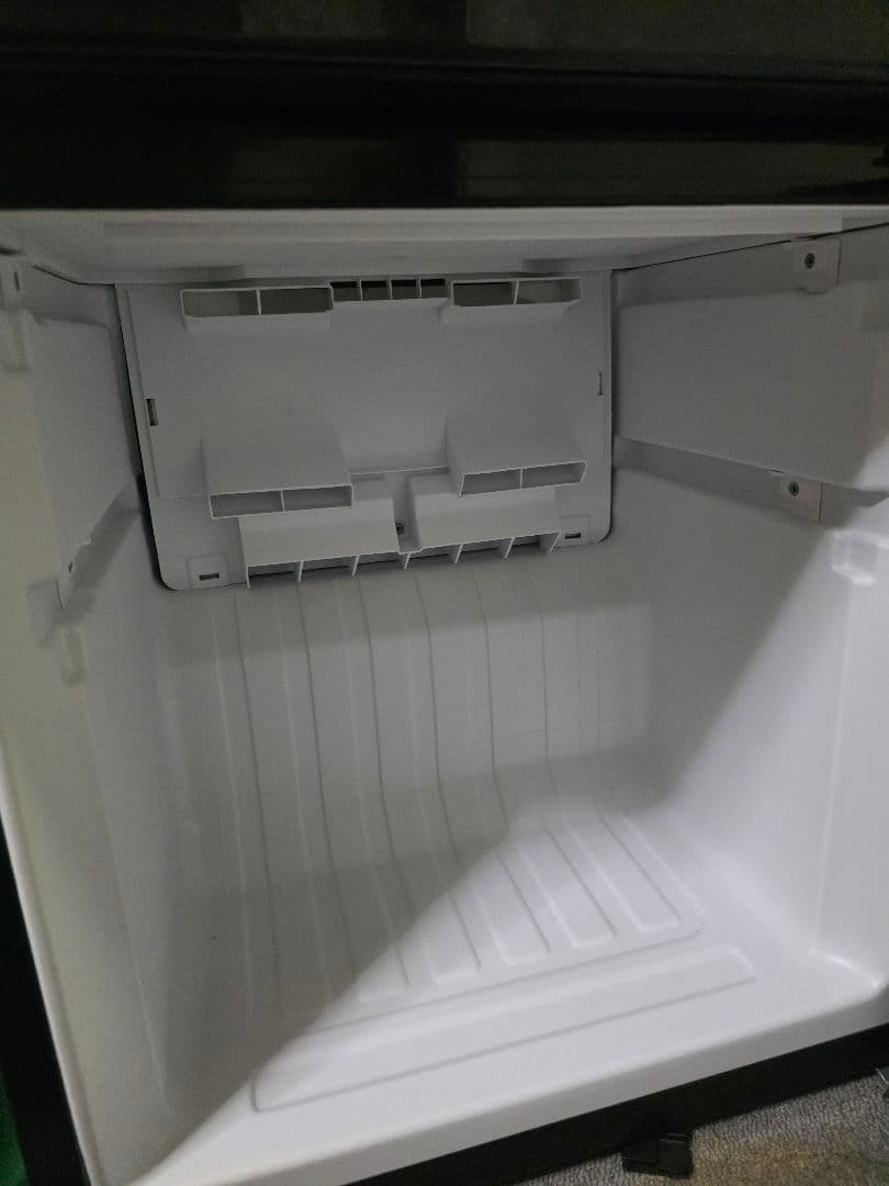 【送料込み】ブラック冷蔵庫 冷凍室付き　一人暮らし用 引っ越しのため、出品です。