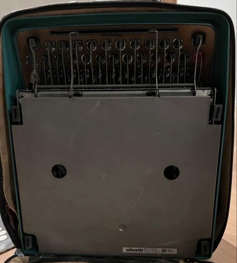 Olivetti Lettera 32 タイプライター　ケース付