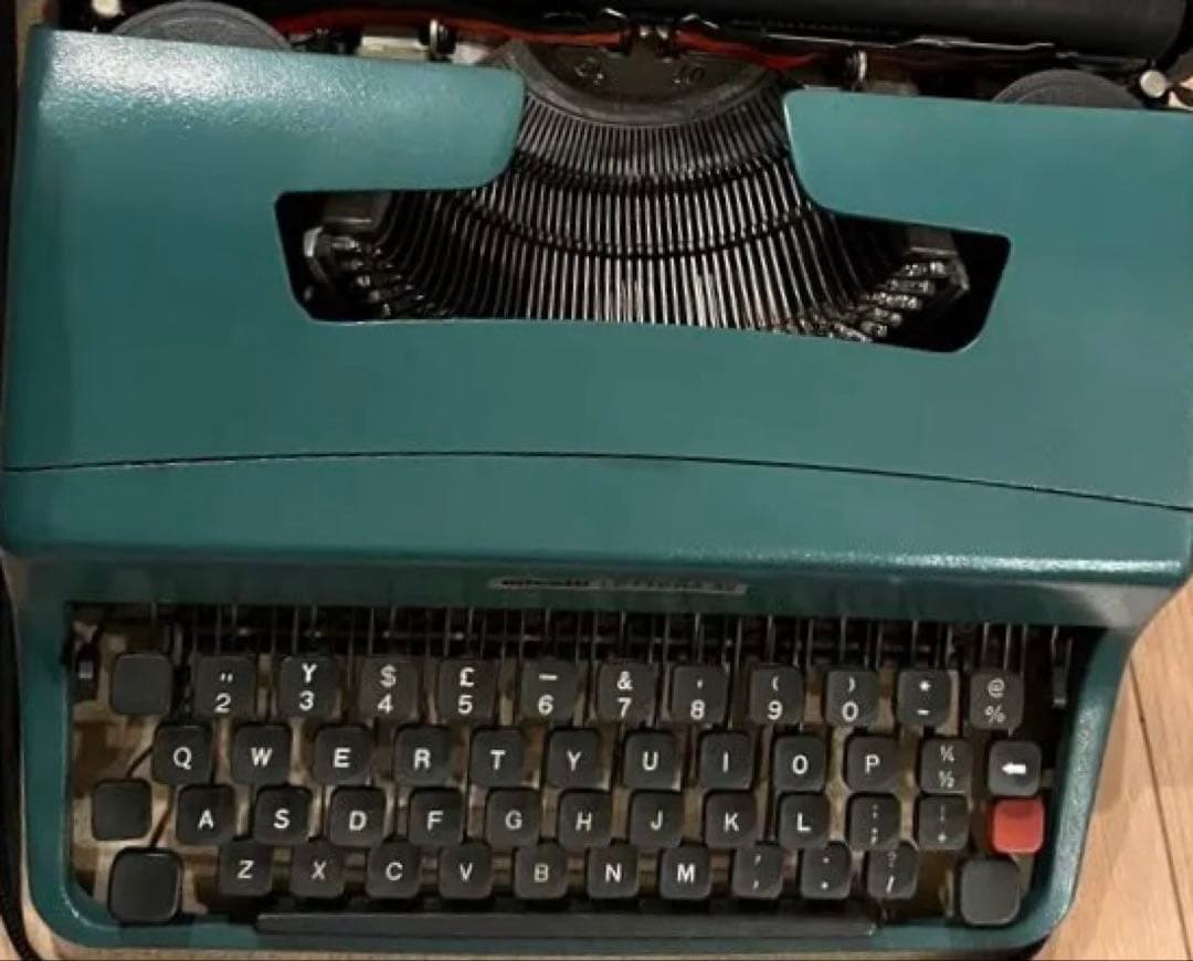 Olivetti Lettera 32 タイプライター　ケース付