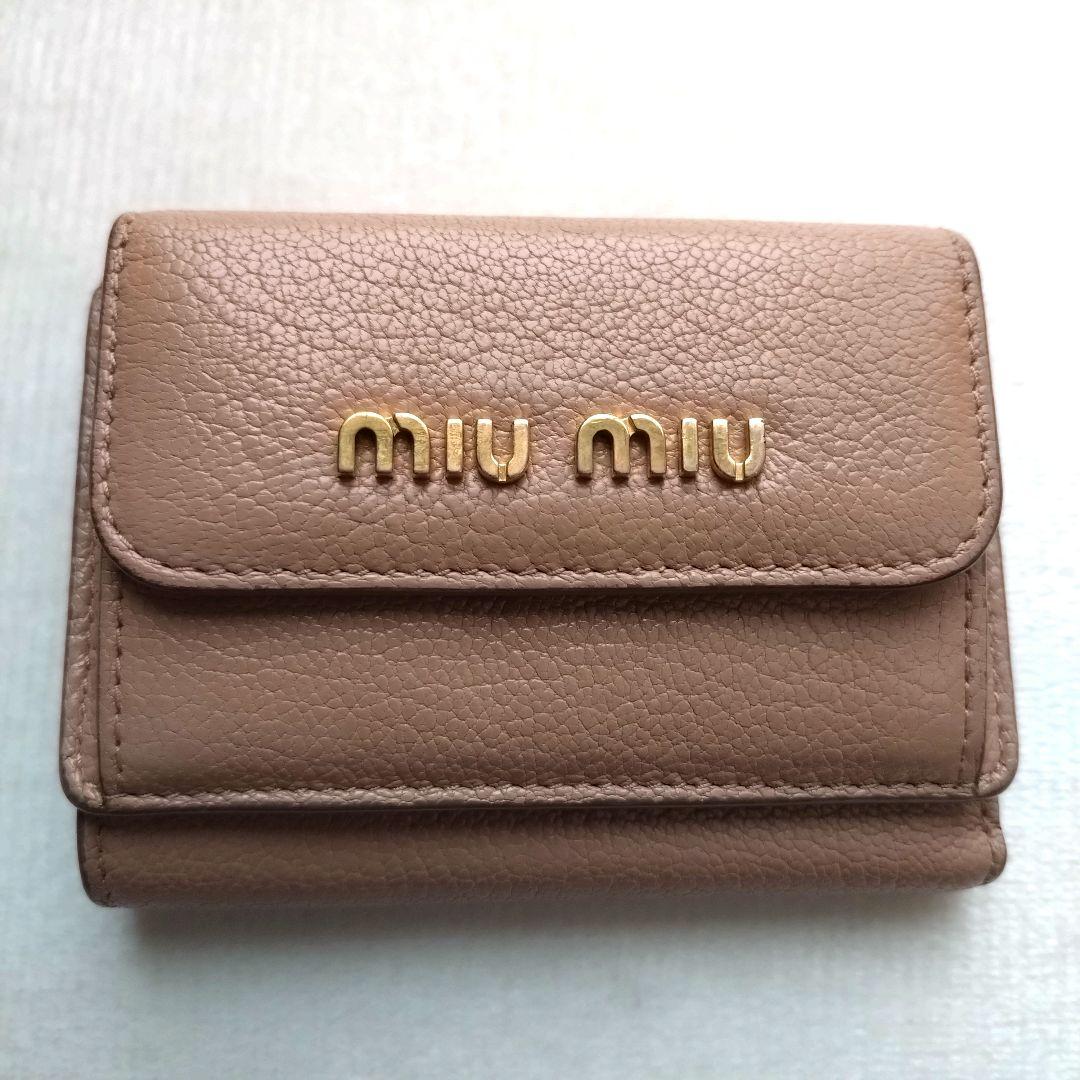 MIUMIU 三つ折り財布 コンパクトウォレット ゴールドロゴ ピンクベージュ
