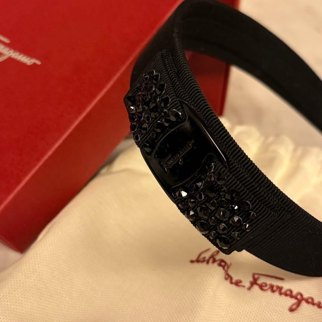 SALVATORE FERRAGAMO ブラック ビジュー ヴァラ カチューシャ