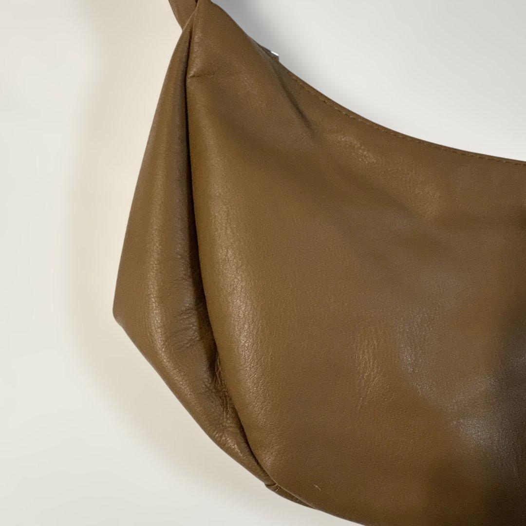 ほぼ未使用ラシット 今期ソフトレザーラウンドショルダーバッグ　金具シルバー