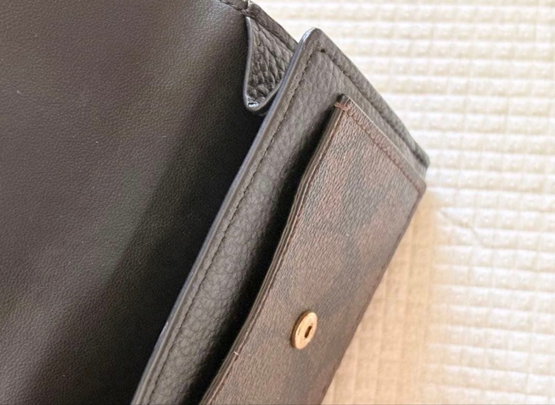 coach 美品　三つ折り財布 黒 ゴールド装飾