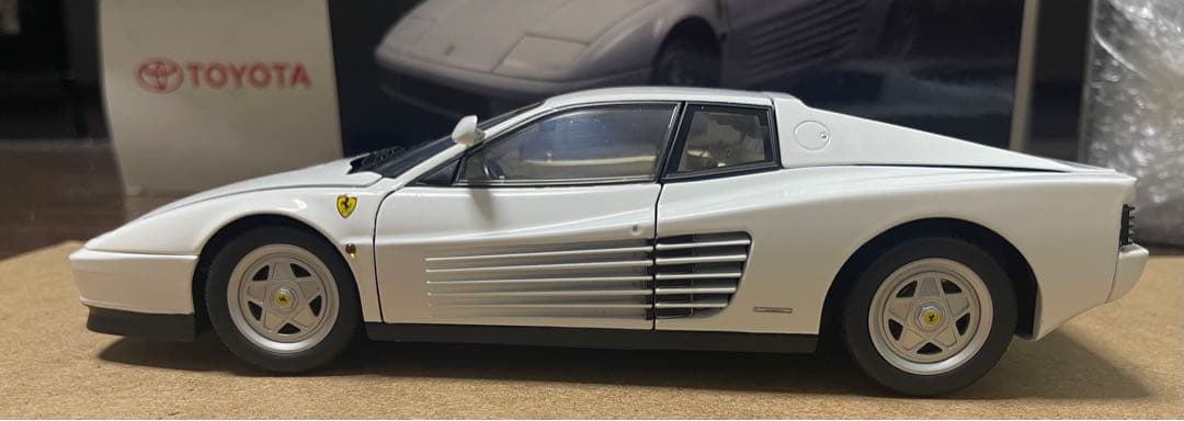 ミニカー Ferrari Testarossa 1984
