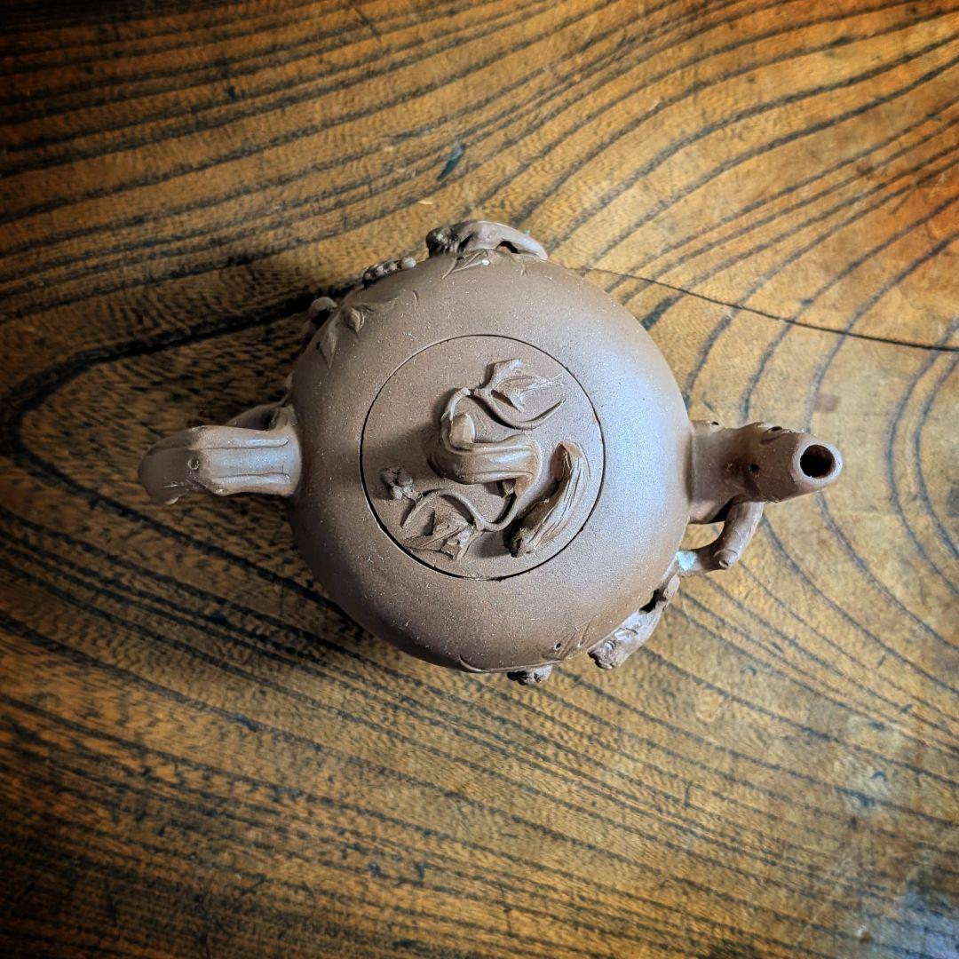 中国茶器 紫砂壺 急須 リスと葡萄 彫刻 茶道具 宜興紫砂 蓋欠けあり