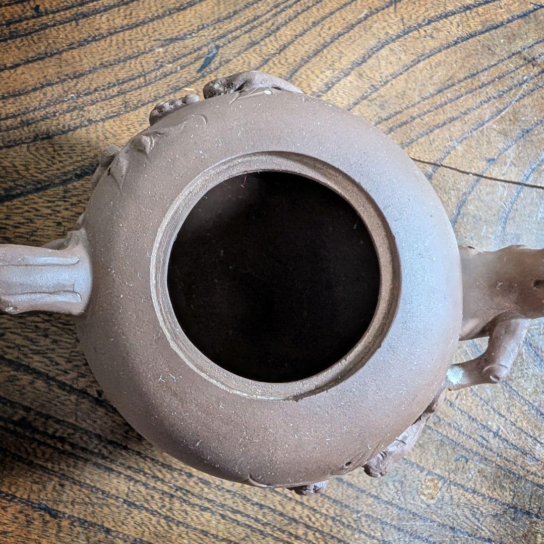 中国茶器 紫砂壺 急須 リスと葡萄 彫刻 茶道具 宜興紫砂 蓋欠けあり