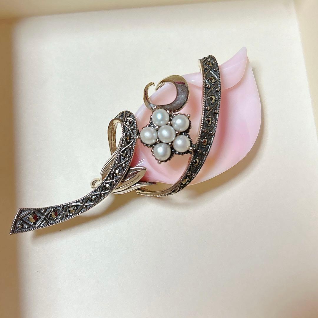 【碌山】コンクシェル　ピンクシェルの１輪のカラー　ペンダントブローチ