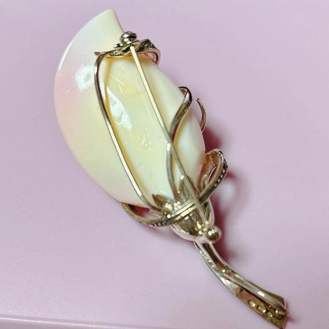 【碌山】コンクシェル　ピンクシェルの１輪のカラー　ペンダントブローチ