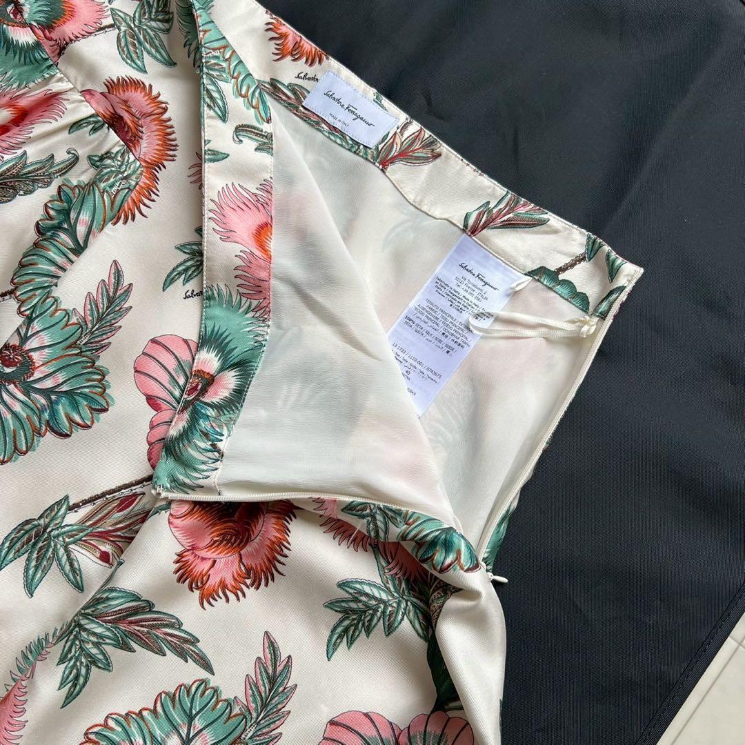 Salvatore Ferragamo 近年 シルク100% ボタニカルスカート