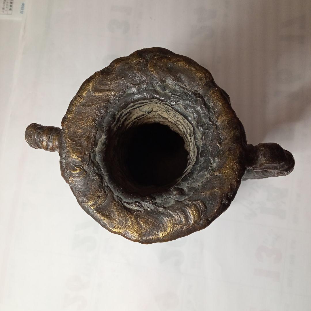 黒い金属の壺 波状の縁取り付き