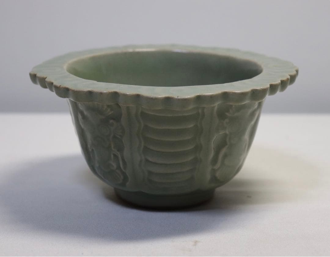 中国　青磁　花口鉢　アンティーク　送料込み0512