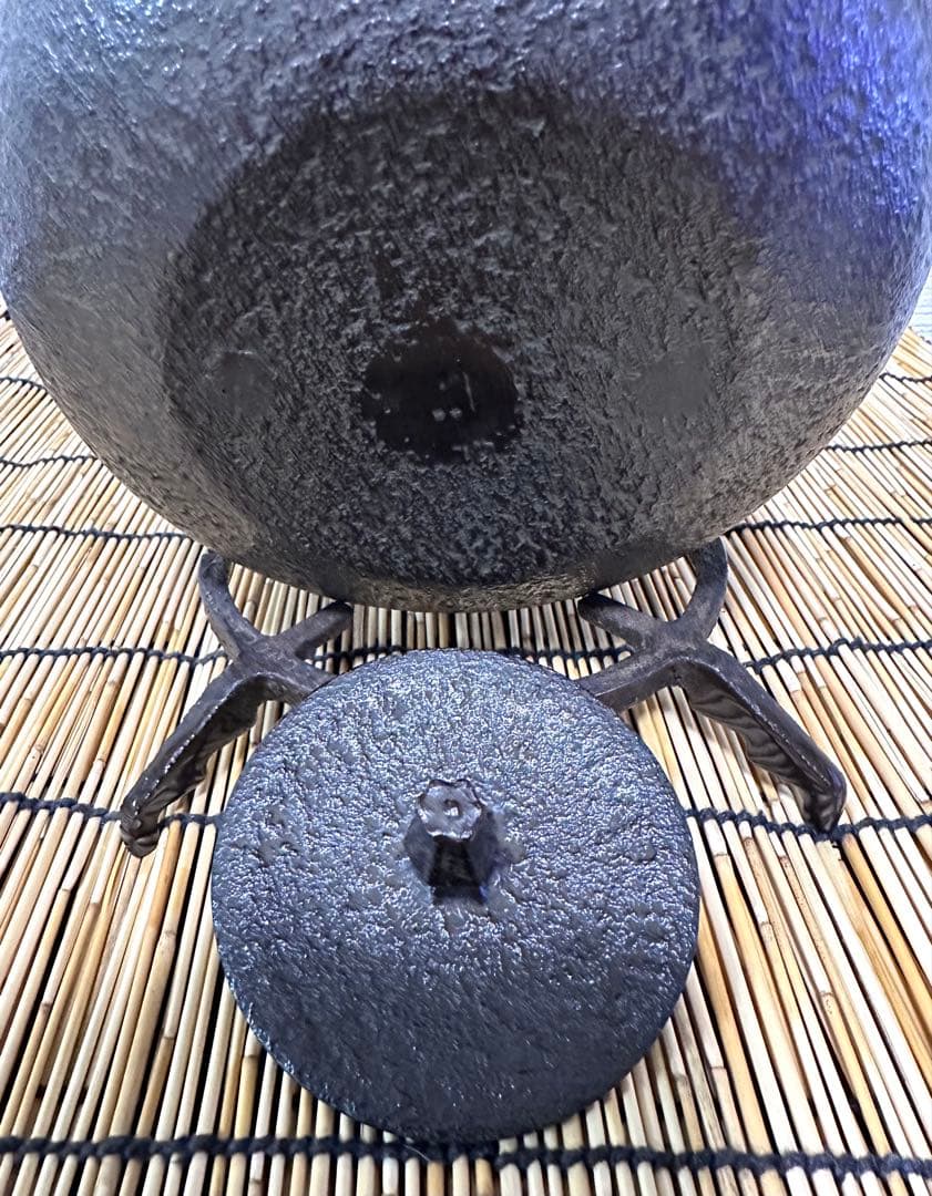 未使用品　付属品付　南部喜州 (及川 喜徳)造　鍛治打袋鉉　１５型　南部鉄瓶