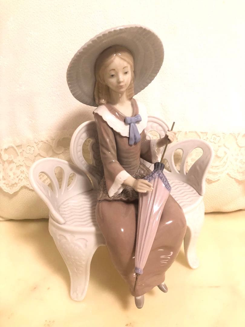 リヤドロ　LLADRO【ベンチに座る女性】WATING IN THA PARK