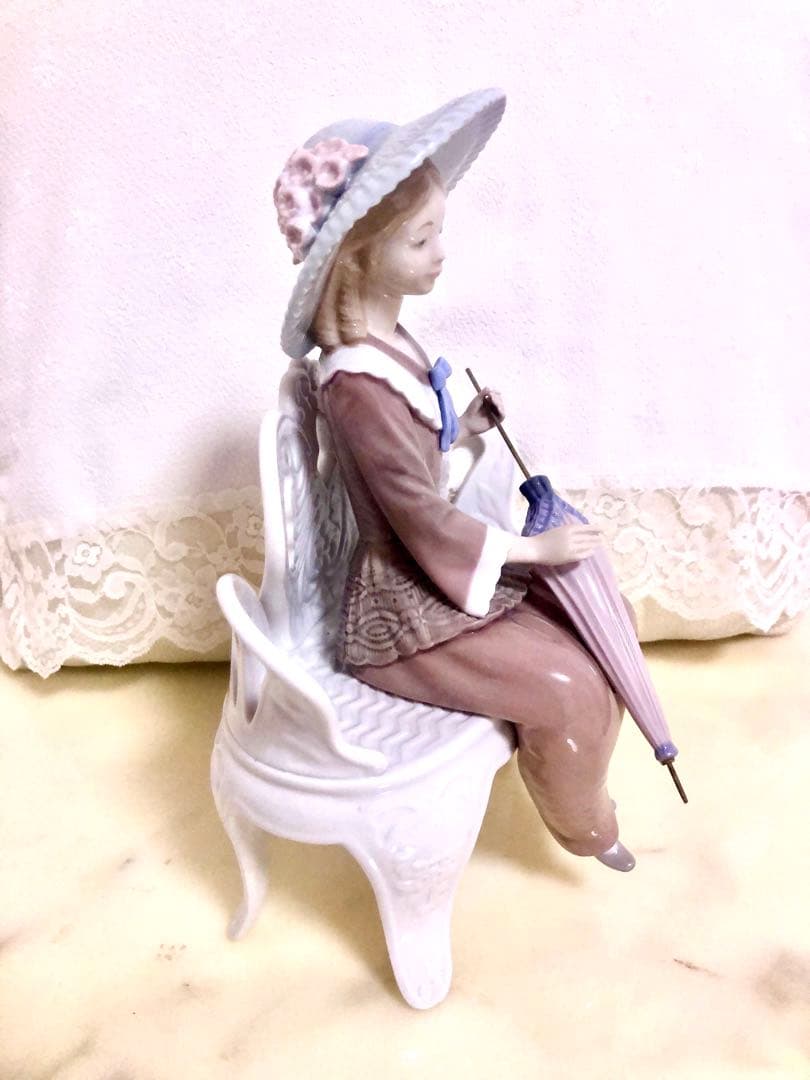 リヤドロ　LLADRO【ベンチに座る女性】WATING IN THA PARK