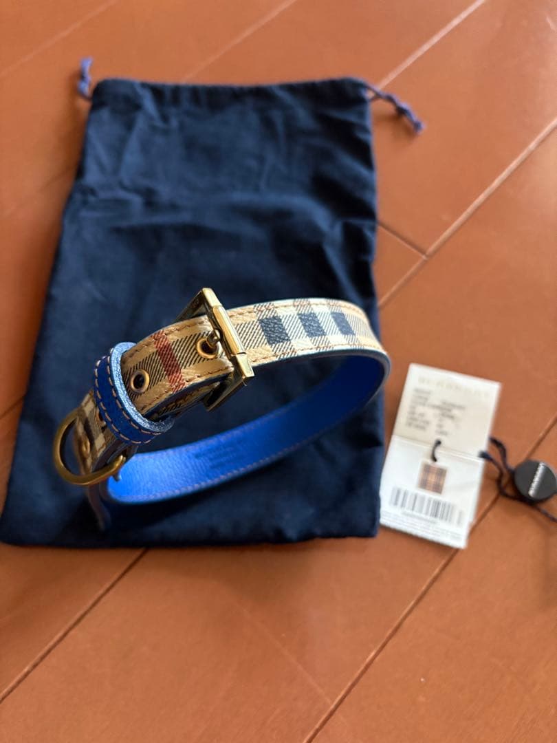 BURBERRY チェック柄 首輪 青　箱付　イギリスで購入　新品　試着のみ