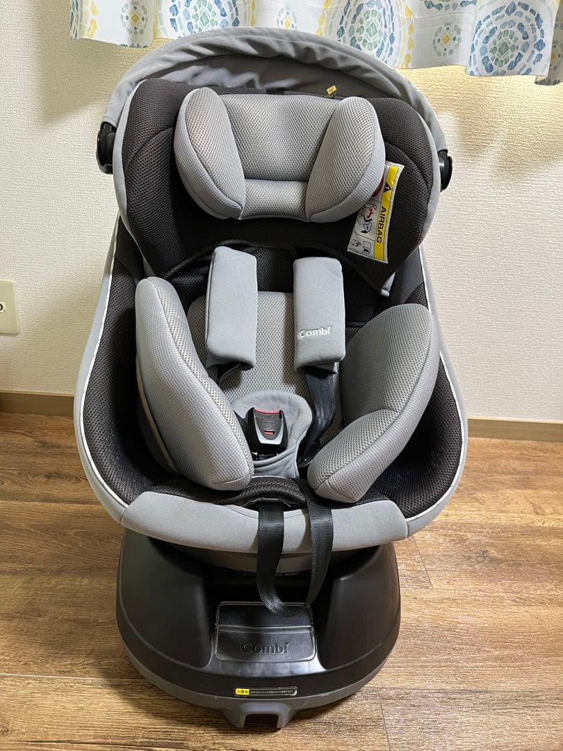 Combi 回転式チャイルドシート グレー　おまけつき【値下げしました】