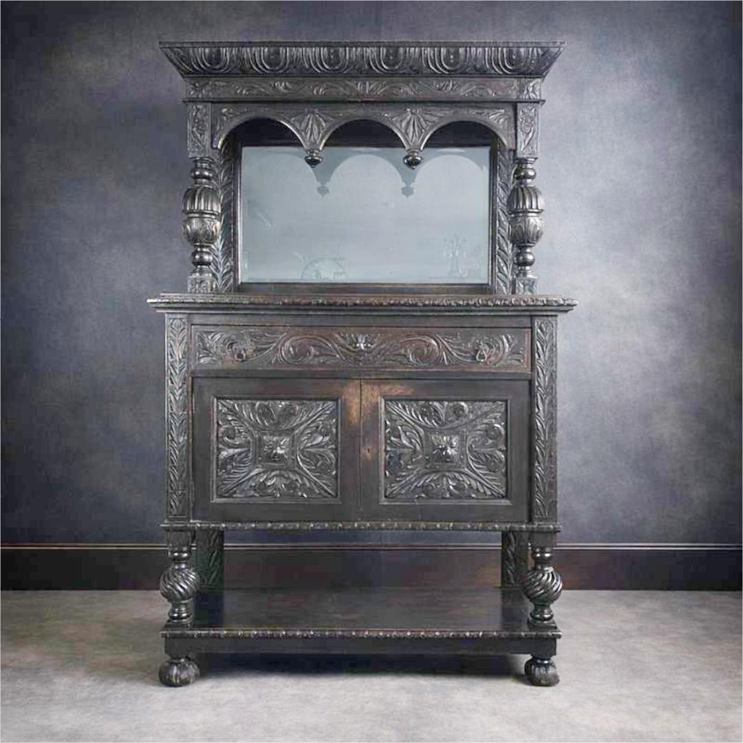 ゴシック調　アンティーク　サイドボード