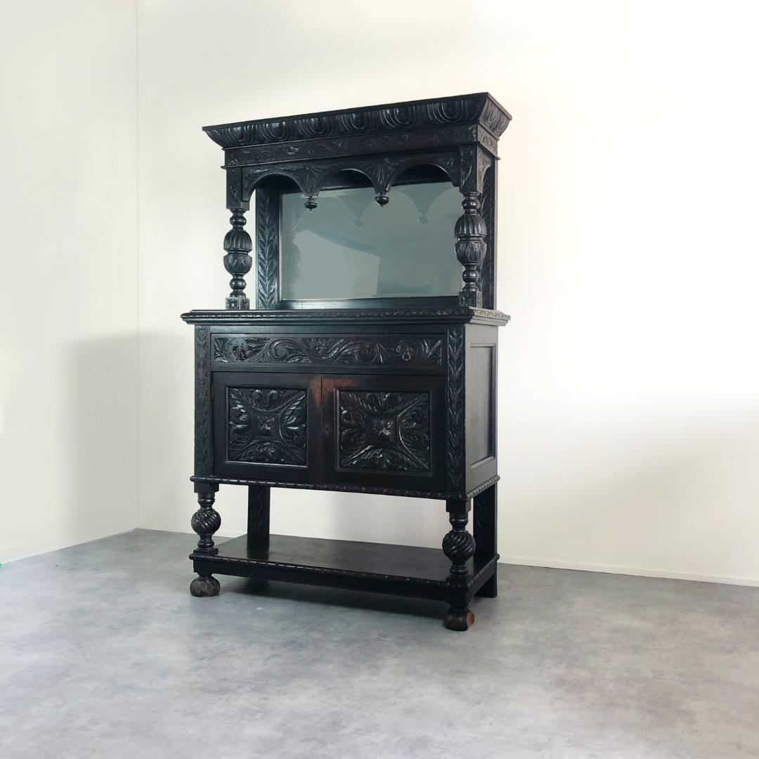 ゴシック調　アンティーク　サイドボード