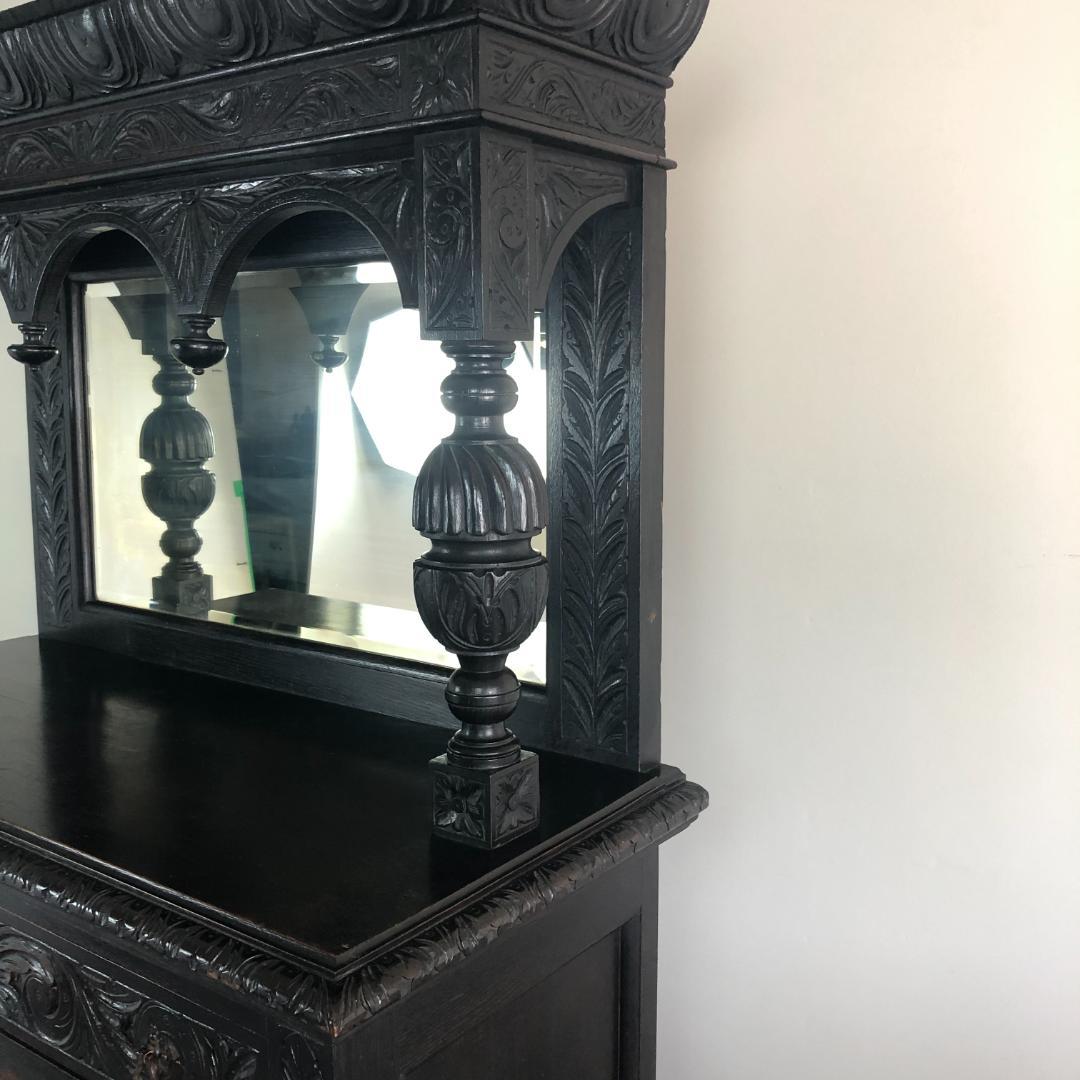 ゴシック調　アンティーク　サイドボード