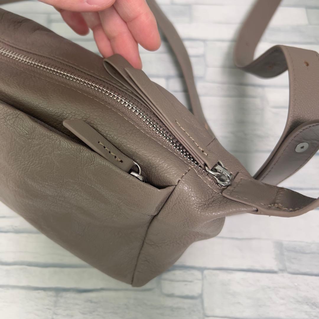 ear PAPILLONNERイアパピヨネ ボックスショルダーバッグ モカ　山羊