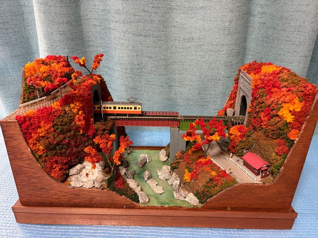鉄道模型 ジオラマ　紅葉風景　(鉄道模型付き)