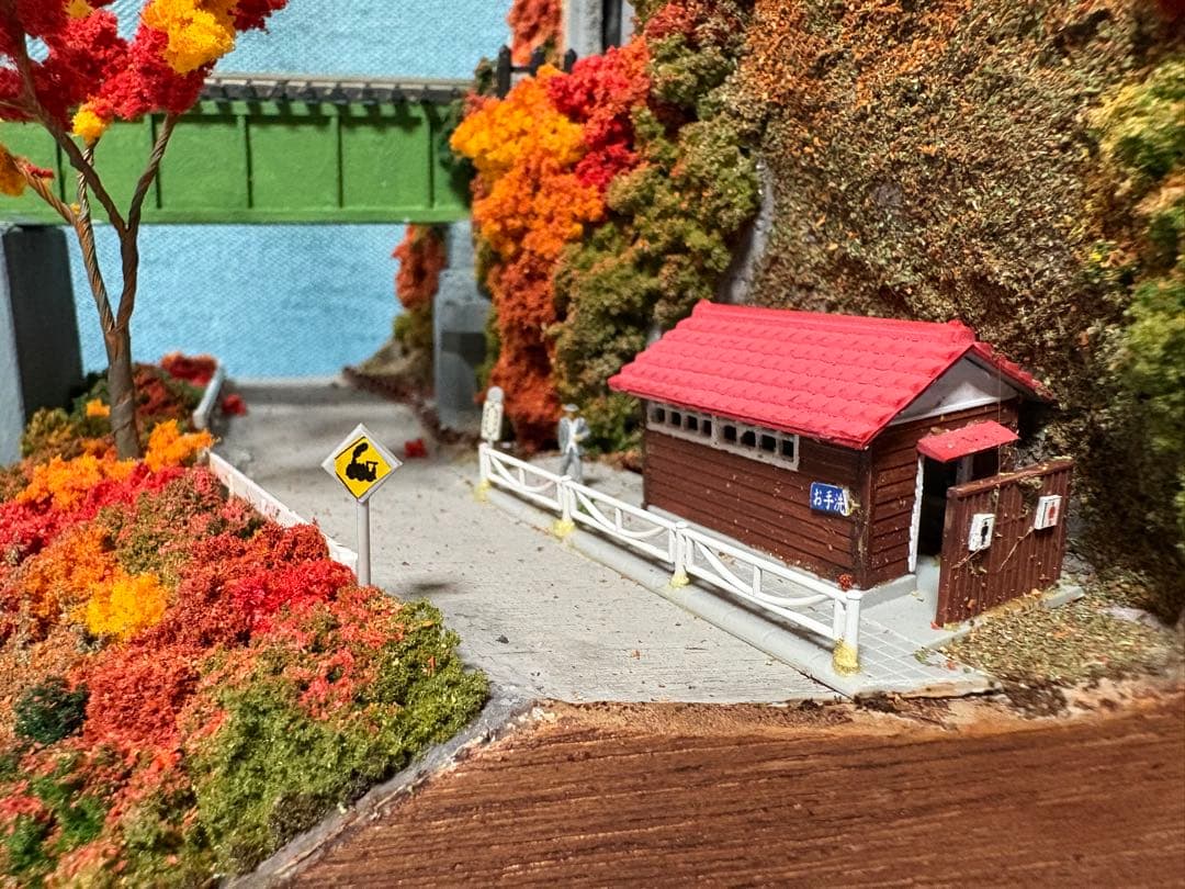 鉄道模型 ジオラマ　紅葉風景　(鉄道模型付き)