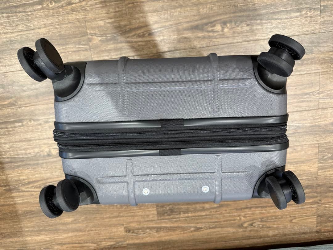 日本未発売　新品未使用　ザノースフェイス グレー　キャリーケース　２４インチ