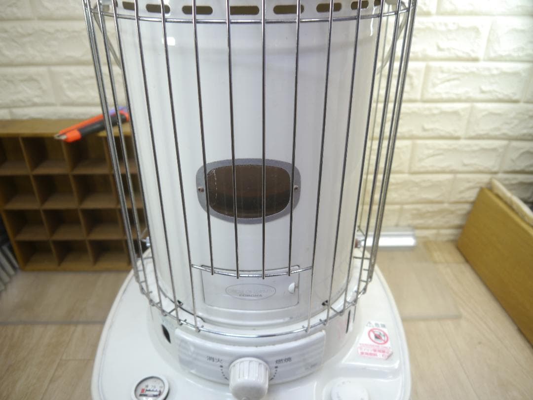 送料無料サービス◆2013⑦◆コロナ　灯油ストーブ 円筒形 ホワイト