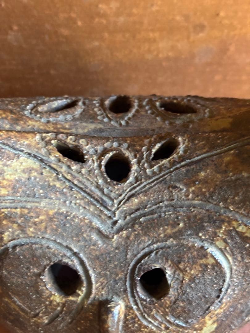 Ｙ．Ａ銘　藁灰釉彫文フクロウ形置物　検不苦労