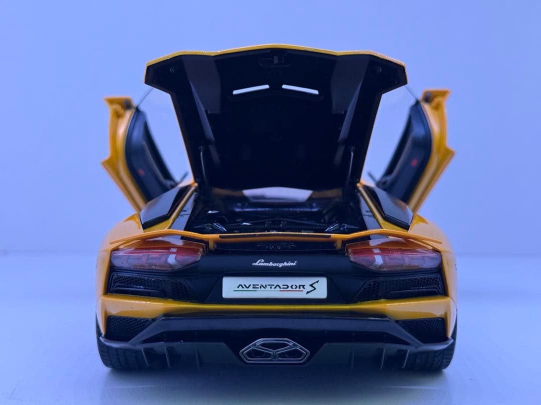 オートアート 1/18アヴェンタドールS