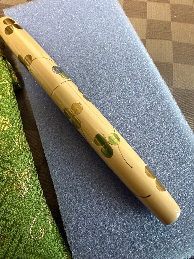 輪島屋善仁蒔絵、螺鈿、白漆万年筆、クローバー