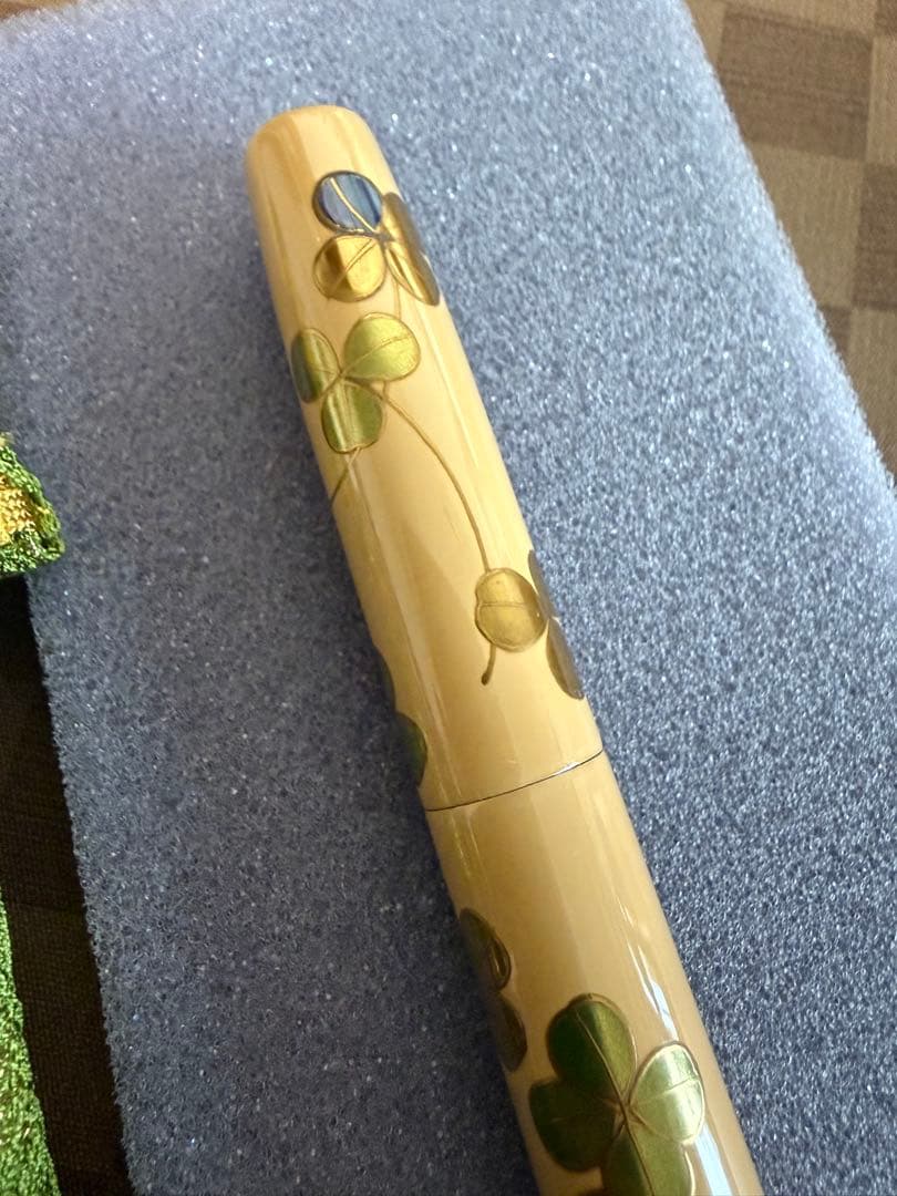 輪島屋善仁蒔絵、螺鈿、白漆万年筆、クローバー