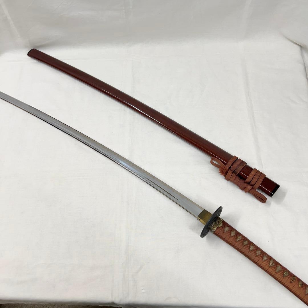 【模造刀】太刀 樋入り 全長102センチ 龍鍔 茶ツイシュ 鞘 互の目 刃紋