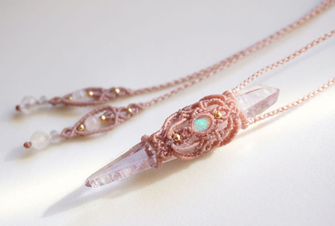 両剣ベラクルスアメジストポイント　エチオピア産オパール　マクラメ　ネックレス