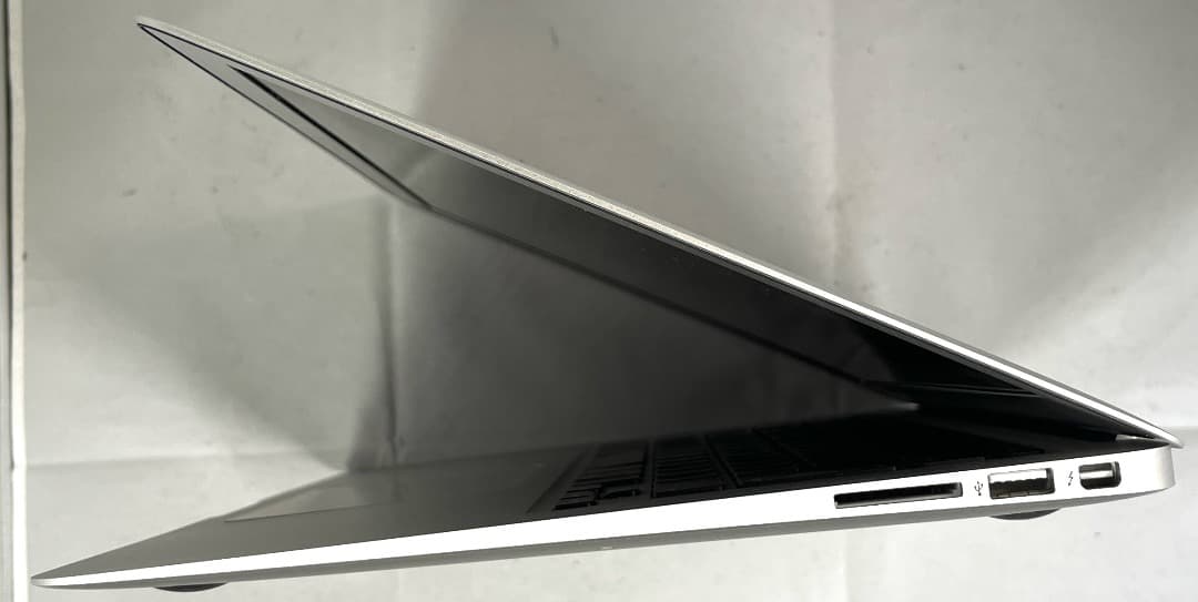 MacBook Air（Early2015） Sonoma稼働 筐体一部ワレあり