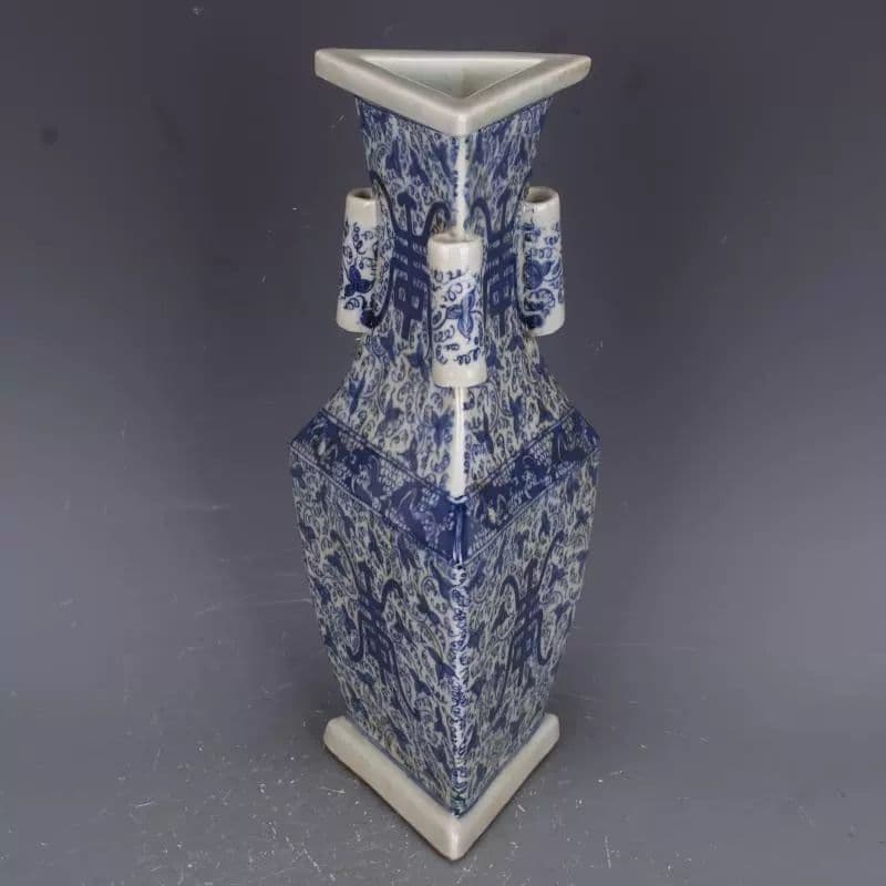 清康煕青花模様福寿三角瓶 景徳鎮 陶磁器 装飾品 現代工芸品 美術品 置物