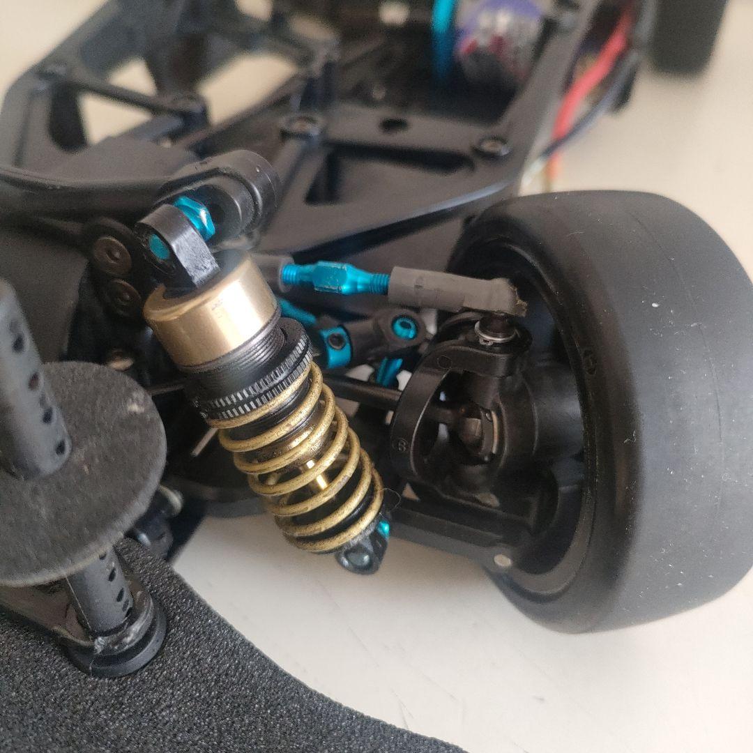 タミヤTA07シャーシ、モーター、ライキリボディ付き